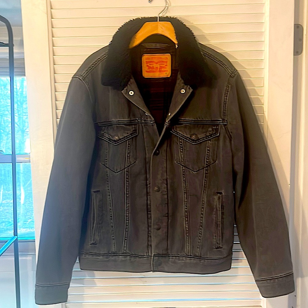 NWOT Levi’s Grey Sherpa Lined Trucker Denim Jacket